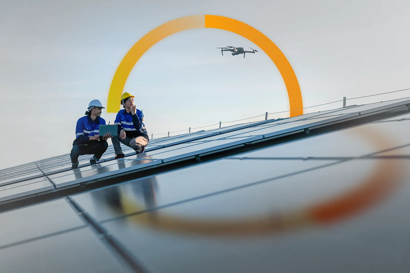 Deux ingénieurs inspectant des panneaux photovoltaïques avec un drone